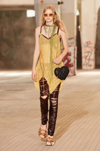 Look 16